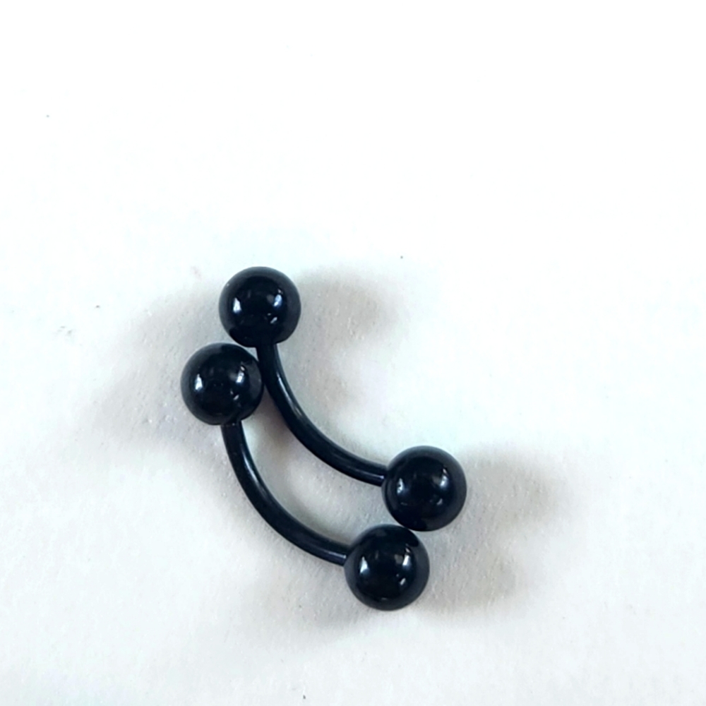 Curved body jewelry
